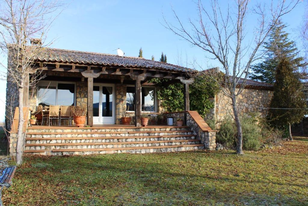 uma pequena casa com um alpendre e um alpendre em Casa Rural Rincon de la Vega em Los Cortos