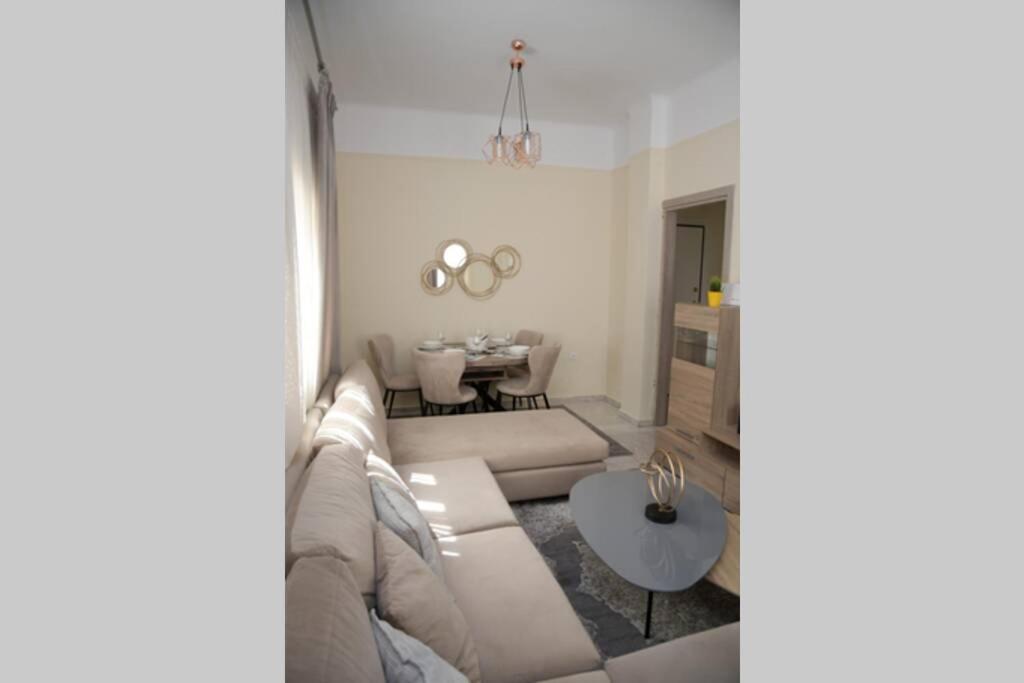 塞薩羅尼基的住宿－Strata deluxe Apt.(Must)，客厅配有沙发和桌子
