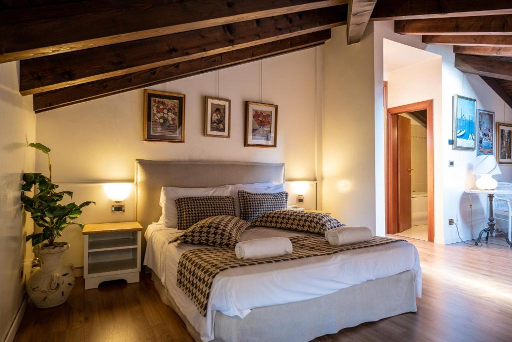 A bed or beds in a room at Hotel Villa Sara