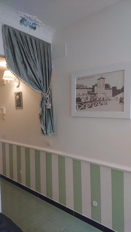 a room with a window and a picture on the wall at Il Giglio Verde in Porto SantʼElpidio