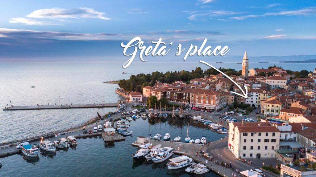 une image d'un port avec des bateaux dans l'eau dans l'établissement Greta's place - Elegant home with Exclusive location and Seaview, à Izola