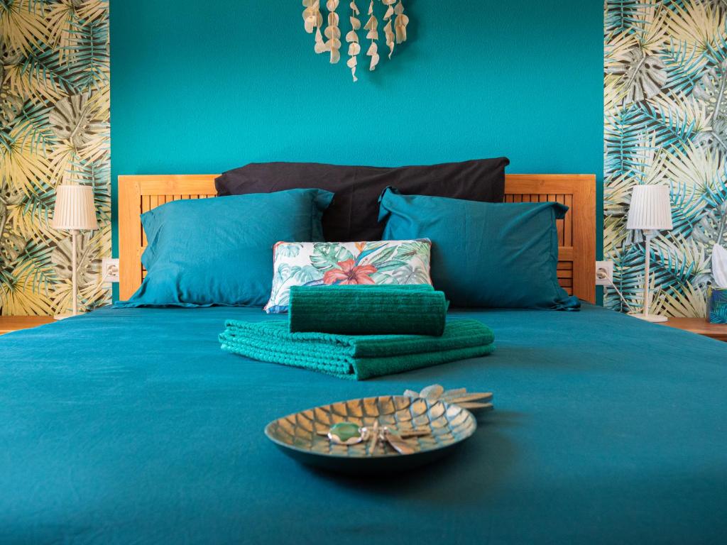 ein blaues Bett mit einem Teller Essen drauf in der Unterkunft Akiteness House Tarifa in Tarifa