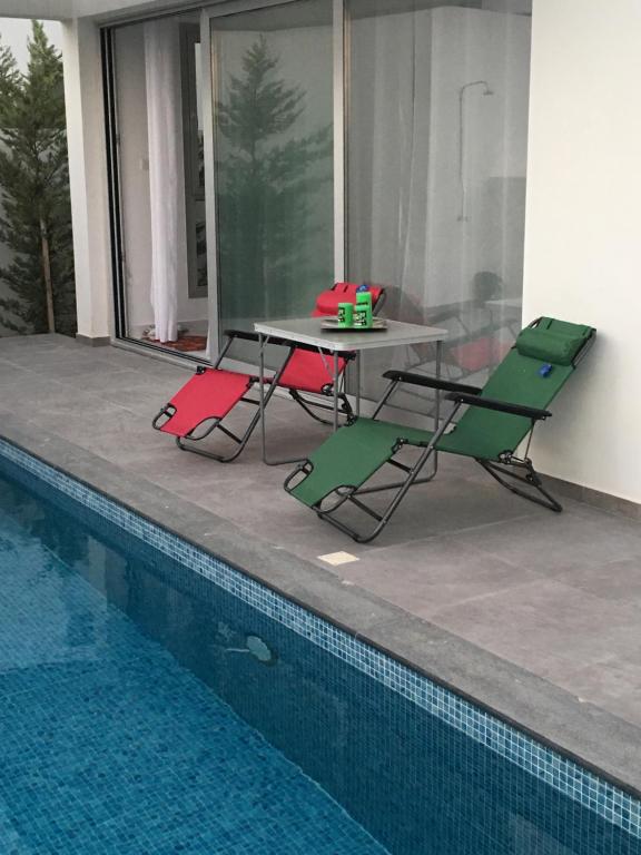 Bazén v ubytování Mobina Villas nebo v jeho okolí