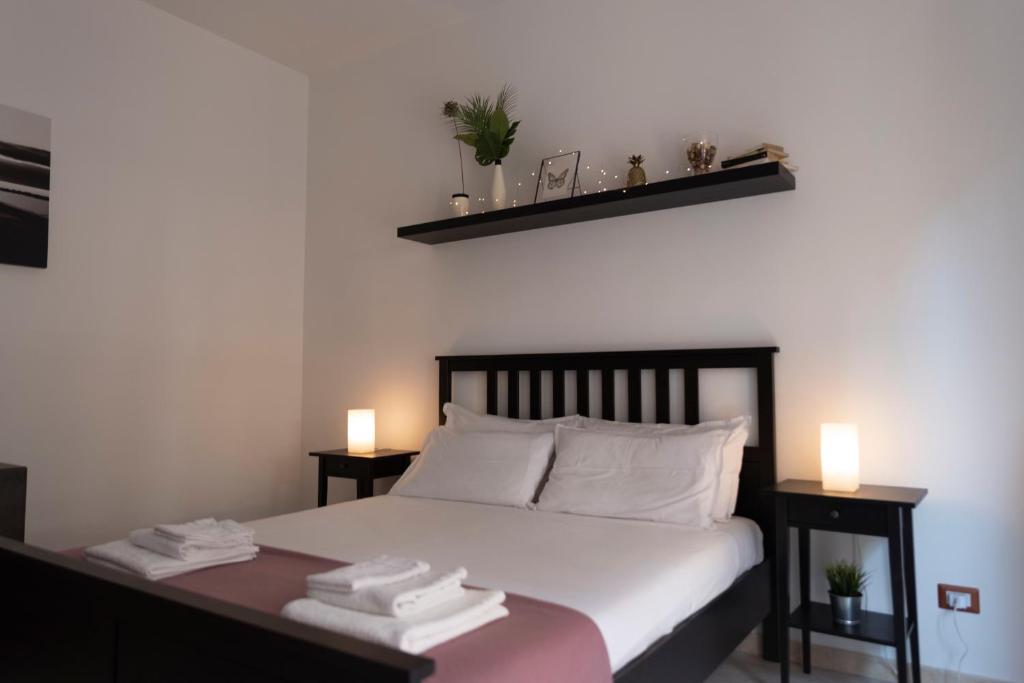1 dormitorio con 1 cama con 2 luces en la pared en The Good Place B&B en Roma