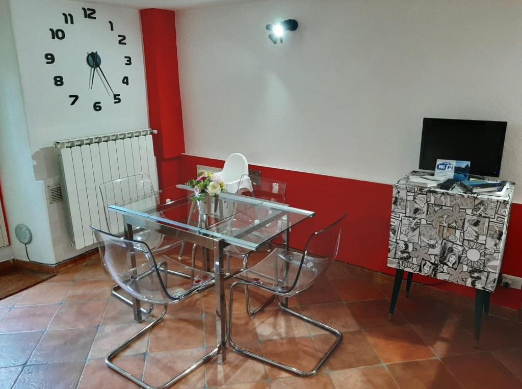 TV a/nebo společenská místnost v ubytování Movie Star Apartment with garden