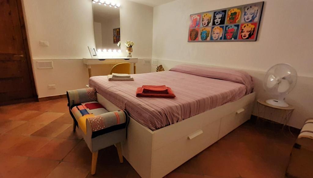 Postel nebo postele na pokoji v ubytování Movie Star Apartment with garden