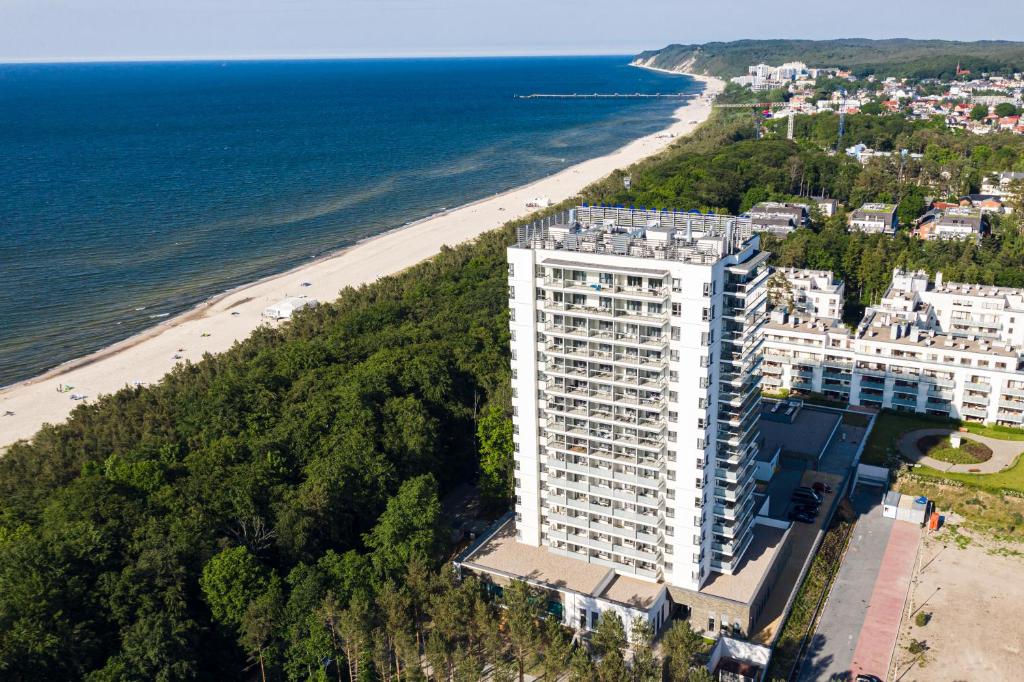eine Luftansicht eines Gebäudes neben einem Strand in der Unterkunft Apartamenty Aquamarina Onyx - visitopl in Misdroy
