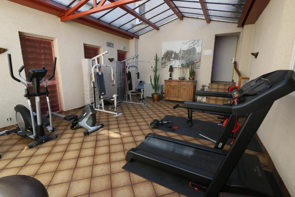 Fitness centrum a/nebo fitness zařízení v ubytování Logis Hôtel Centrotel et Spa Bulles d'Allier