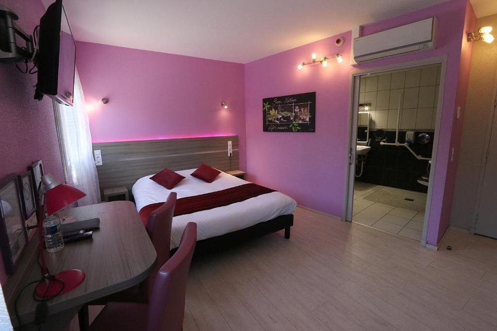 Postel nebo postele na pokoji v ubytování Logis Hôtel Centrotel et Spa Bulles d'Allier