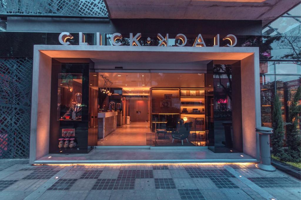 波哥大的住宿－The Click Clack Hotel Bogotá，商店前方有读商场的标牌