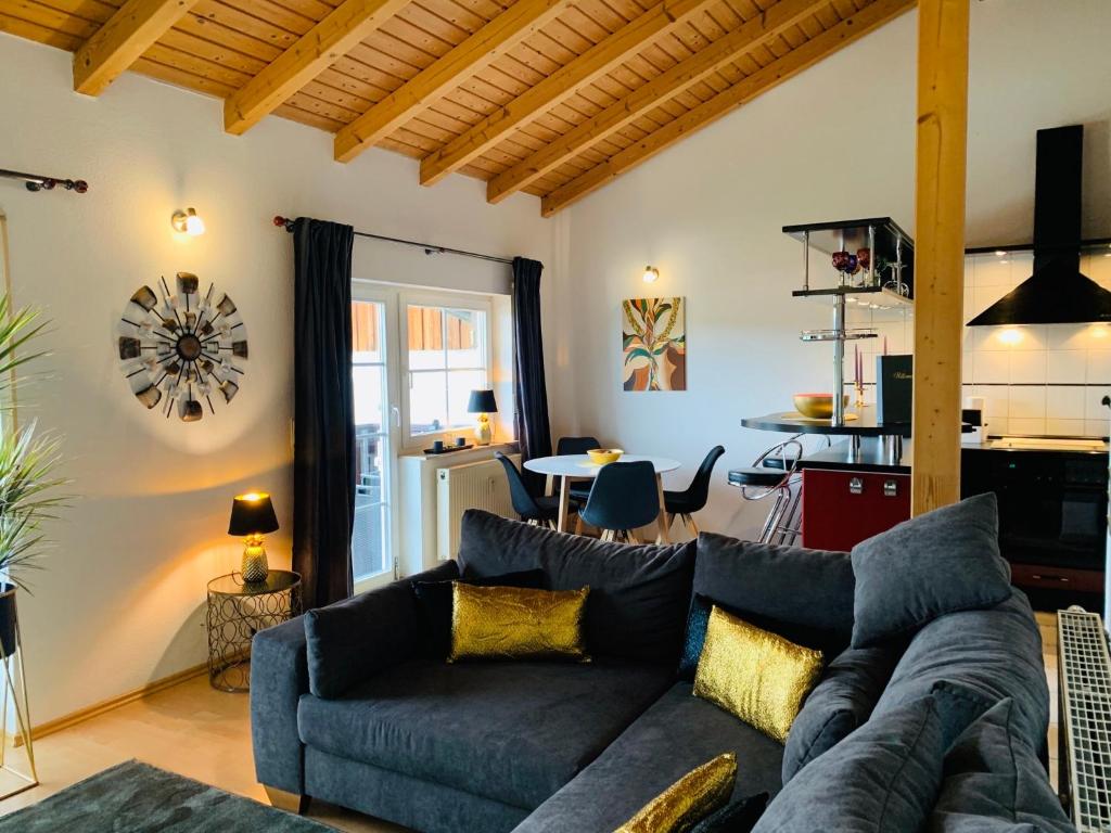 uma sala de estar com um sofá e uma mesa em Apartment "Im Sonneneck" bis 4 Personen mit Parkplatz, W-LAN, Netflix im Thüringer Wald, Schleusingen em Schleusingen