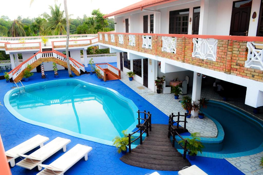 Bazén v ubytování Hotel Thai Lanka nebo v jeho okolí