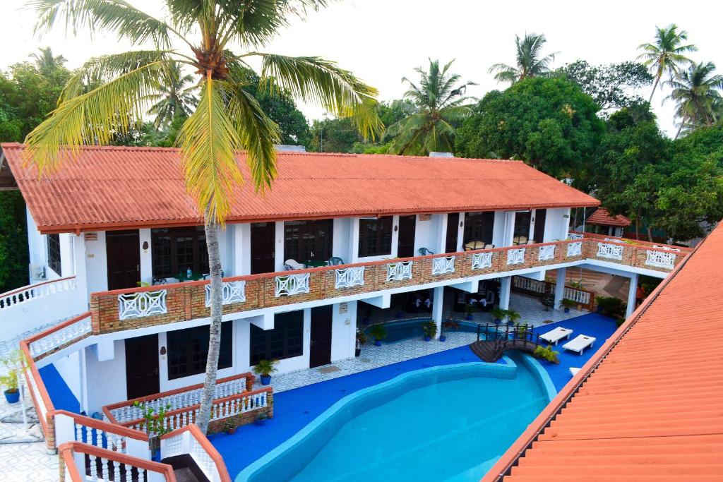 een luchtzicht op een resort met een zwembad bij Hotel Thai Lanka in Hikkaduwa