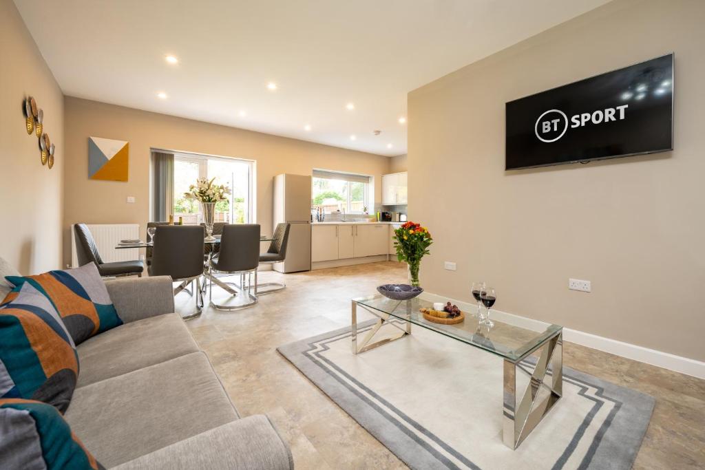 ล็อบบี้หรือแผนกต้อนรับของ Blossom House - Deluxe 5-Bed in Solihull Close to JLR, NEC & Airport