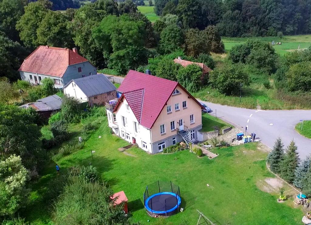 Et luftfoto af Großzügige Wohnung in Mecklenburg zwischen Wald und Seen