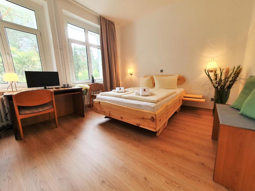 Postel nebo postele na pokoji v ubytování Waldhotel am See Berlin-Schmöckwitz