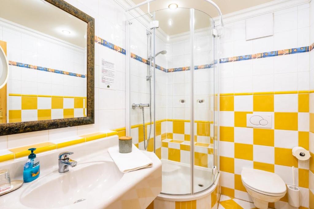a bathroom with a sink and a shower at Hotel Zum Schwarzen Bären in Emmersdorf an der Donau