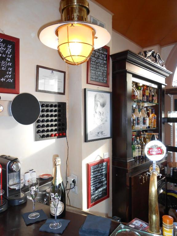 Lounge nebo bar v ubytování Hôtel Le Caddy