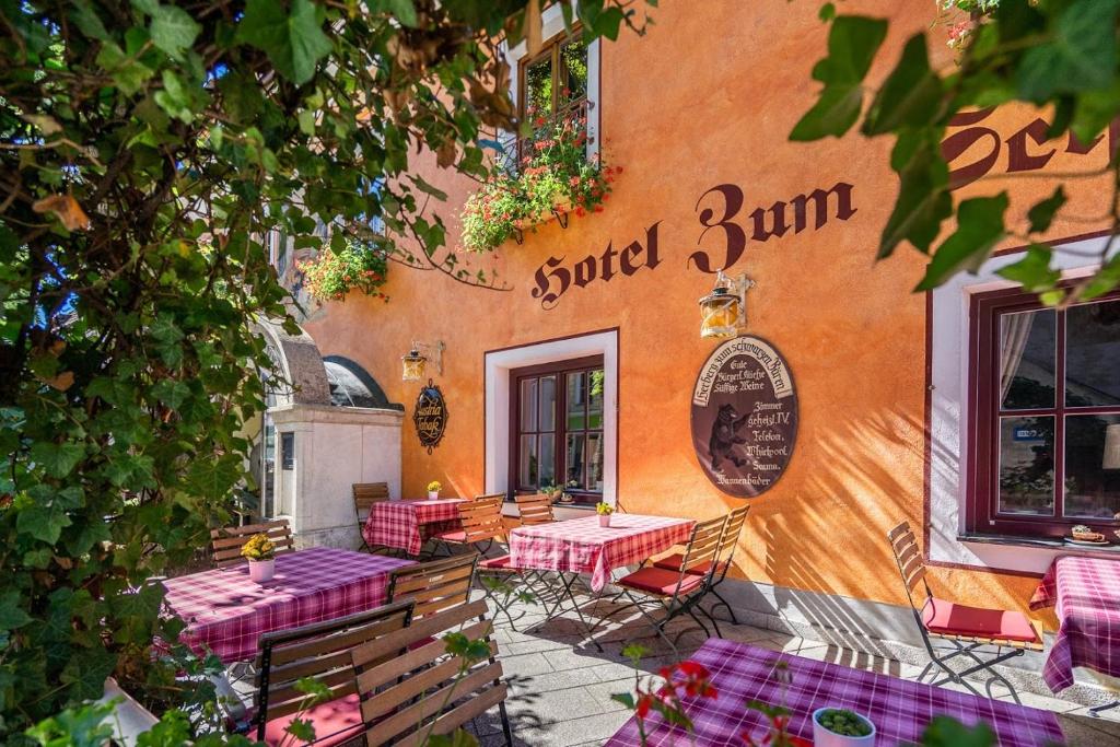 a restaurant with tables and chairs in front of a building at Hotel Zum Schwarzen Bären in Emmersdorf an der Donau