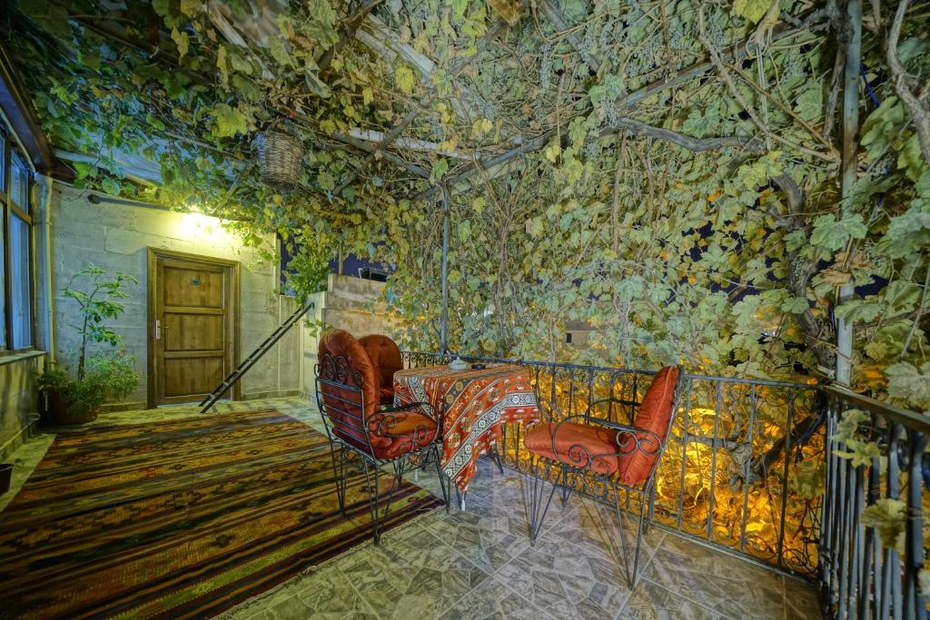 ein Zimmer mit einer Wand mit einem Wandbild von Bäumen in der Unterkunft Göreme Art Stone in Goreme