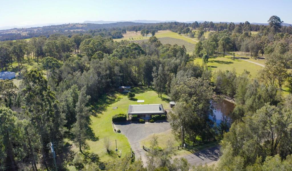 an overhead view of a large estate with a house at Misty Glen Cottage in Pokolbin