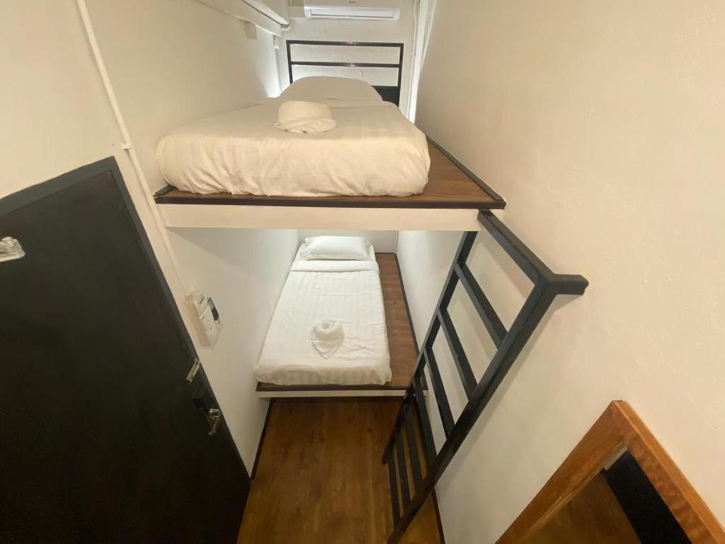 Postel nebo postele na pokoji v ubytování Kuching Hotel