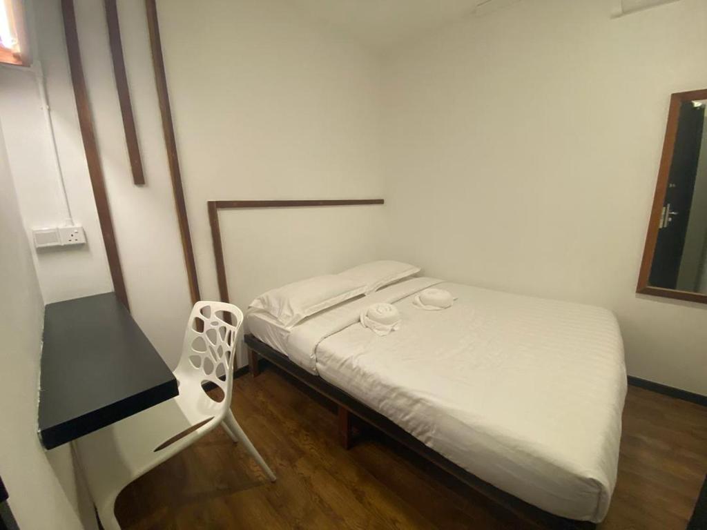Postel nebo postele na pokoji v ubytování Kuching Hotel