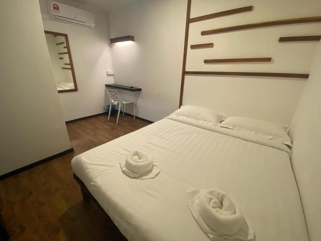 Postel nebo postele na pokoji v ubytování Kuching Hotel