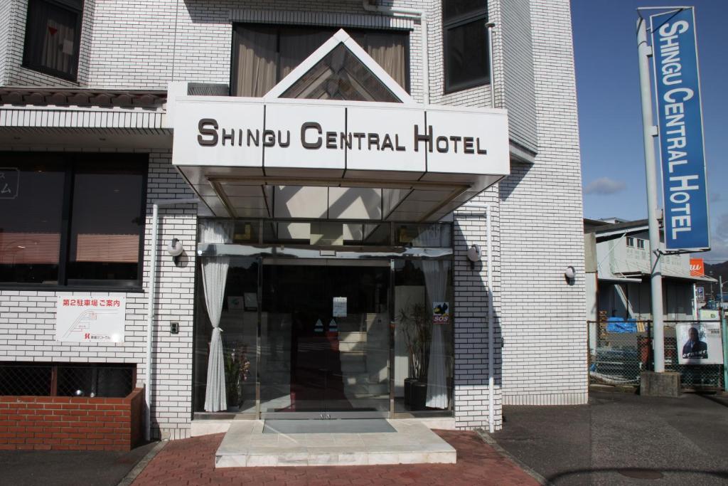un edificio con un letrero que lee resumen del hotel central en Shingu Central Hotel en Shingu
