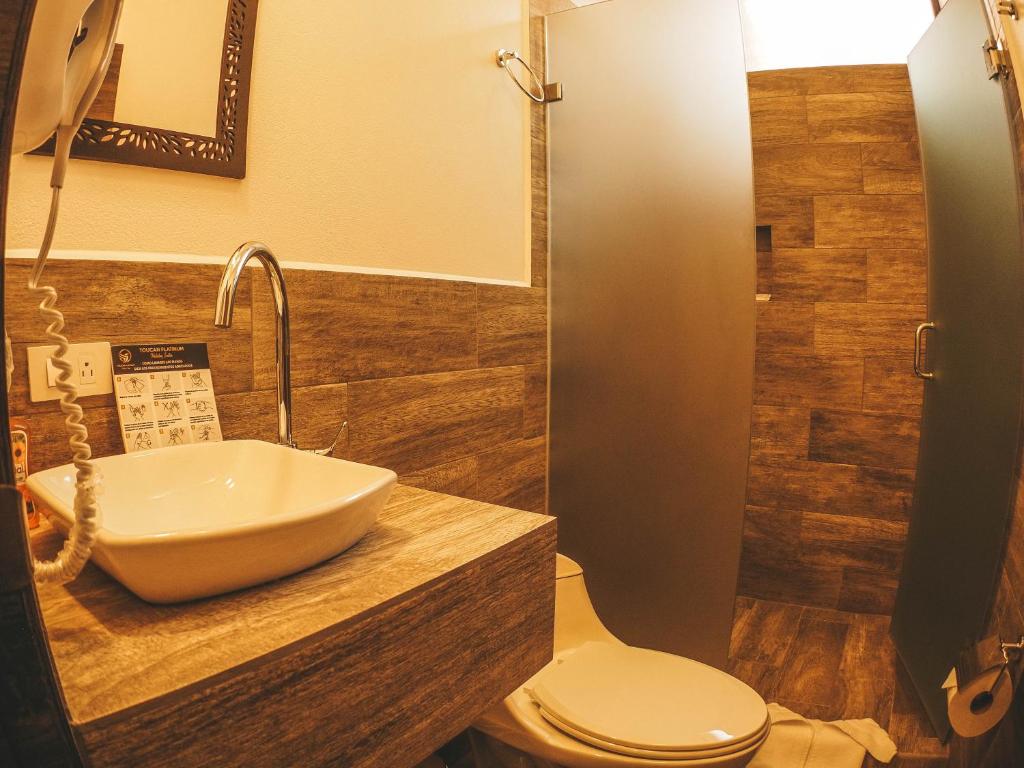 Koupelna v ubytování Toucan Platinum Suites Aparthotel