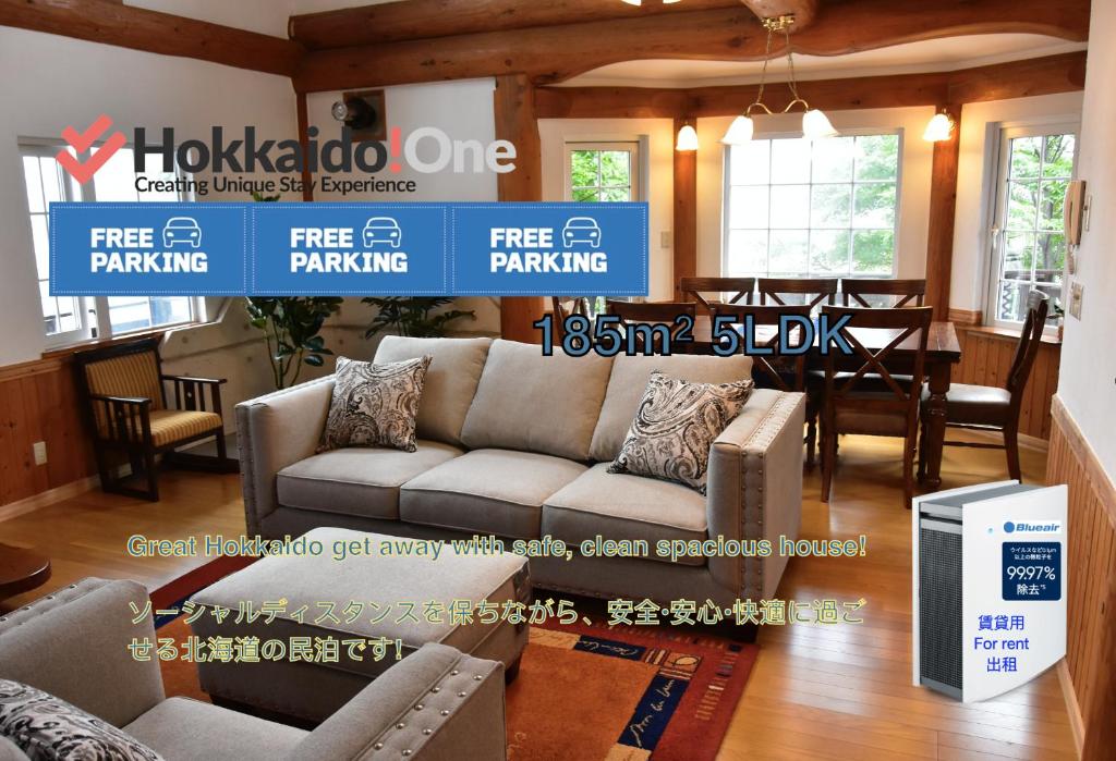 - un salon avec un canapé et une salle à manger dans l'établissement Sapporo Luxury Log House 5Brm max 18ppl 4 free parking, à Sapporo