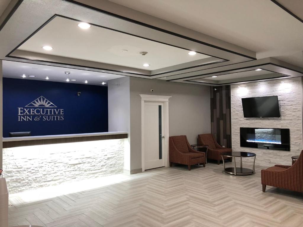 TV a/nebo společenská místnost v ubytování Executive Inn and Suites Joaquin