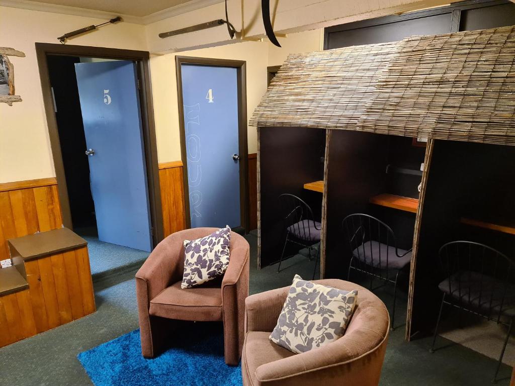Istumisnurk majutusasutuses Chateau Backpackers & Motels