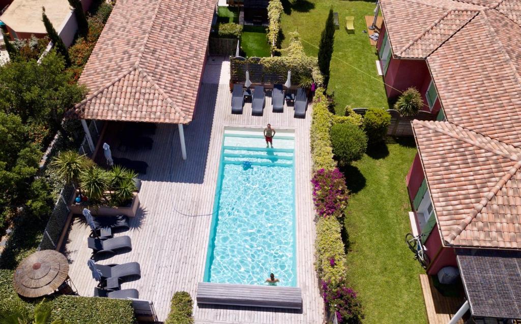 Bazén v ubytování Villas CALA CORSA - 3 et 4 Chambres - CALA ROSSA Porto-Vecchio - Villas entièrement Climatisées avec Piscine Chauffée partagée et Piscines Privées - Internet gratuit nebo v jeho okolí