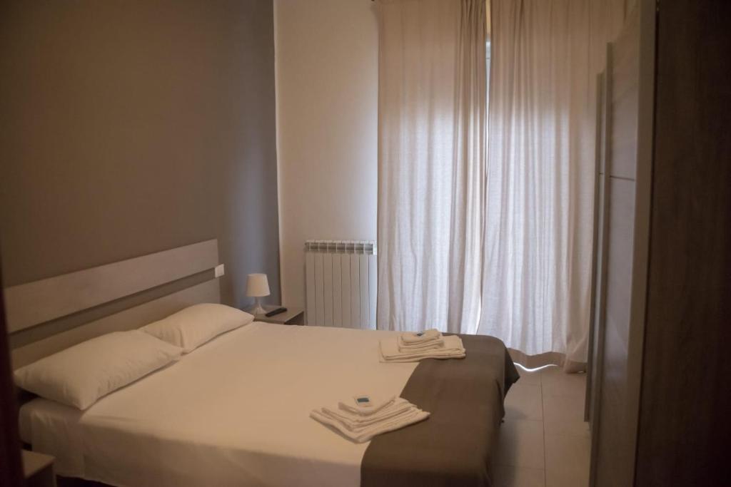 ein Schlafzimmer mit einem Bett mit zwei Handtüchern darauf in der Unterkunft La Casita 24 in Palermo