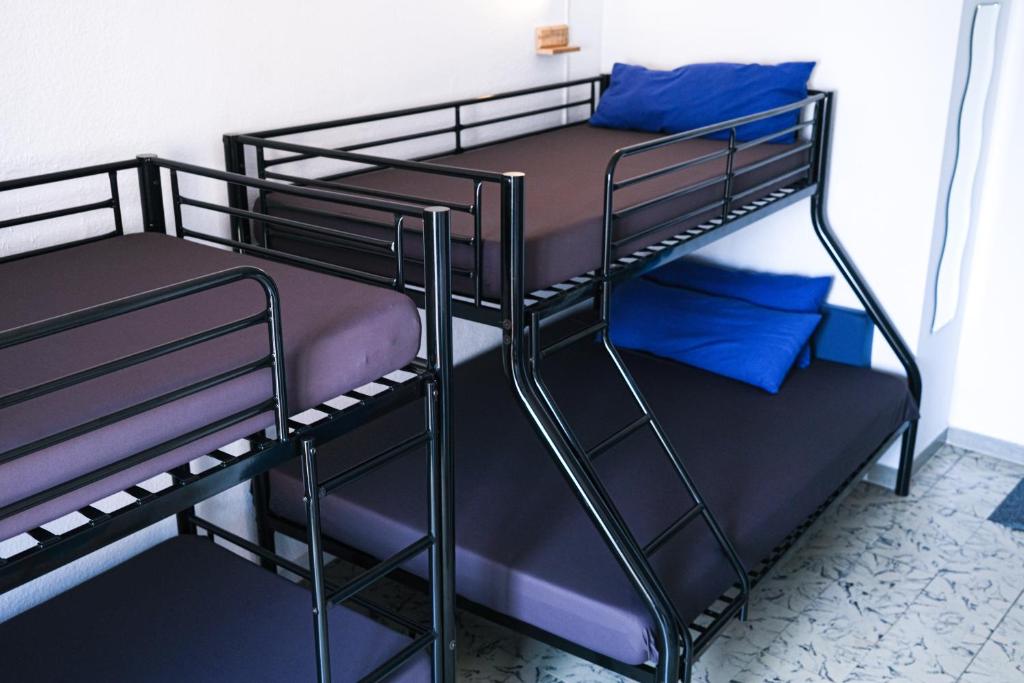 Postel nebo postele na pokoji v ubytování Mana Mana Youth Hostel