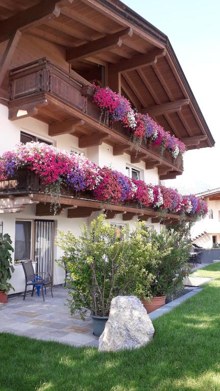 A garden outside Appartements Alpenblick Söll