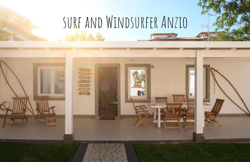 una casa con sillas y una mesa en un patio en Surf and Windsurfer House Anzio, en Anzio