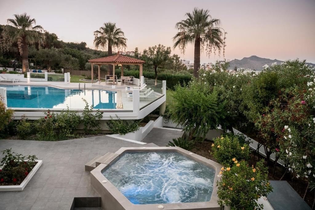 un patio trasero con piscina y cenador en Villa Life, en Agia Marina de Nea Kydonia