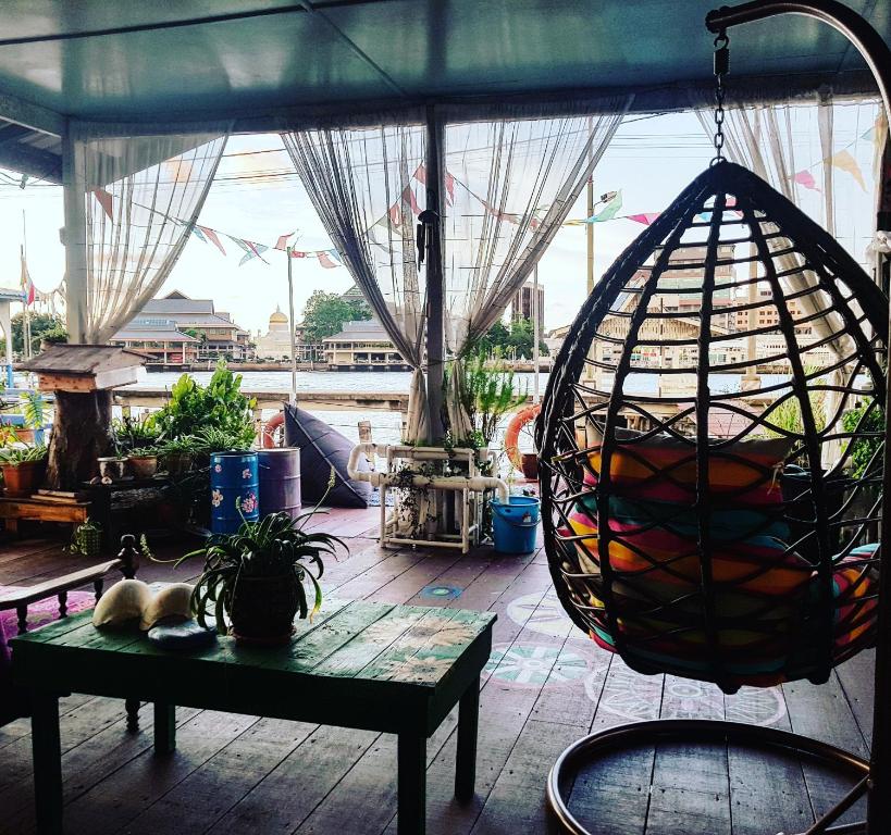 a room with a table and a bird cage at Kunyit 7 Lodge in Bandar Seri Begawan