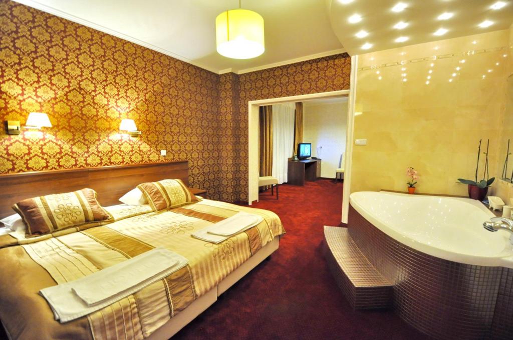Posteľ alebo postele v izbe v ubytovaní Hotel Chabrowy Dworek
