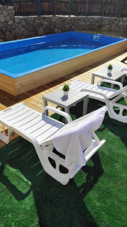 Bazén v ubytování Guest House "Villa Klara Eilat" Heated pool and sauna all year round nebo v jeho okolí