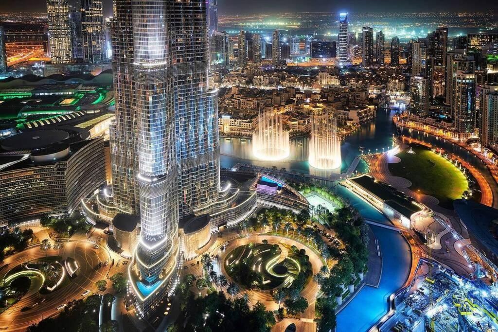 FIRST CLASS 3BR with full BURJ KHALIFA and FOUNTAIN VIEW في دبي: منظر جوي للمدينة في الليل