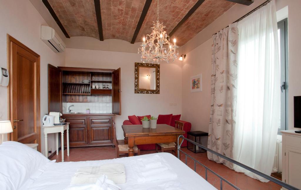 Televízia a/alebo spoločenská miestnosť v ubytovaní Relais Villa Belvedere