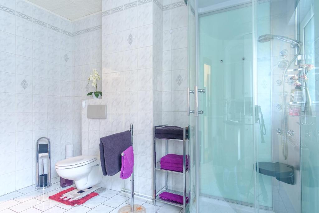 Koupelna v ubytování Ferienwohnung Agerblick 3 Zimmer mit Küche, 83m2