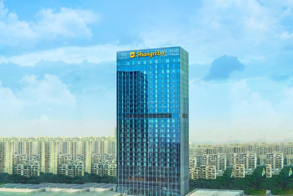 un edificio azul con un letrero de samsung encima en Shangri-La Yuanqu, Suzhou, en Suzhou