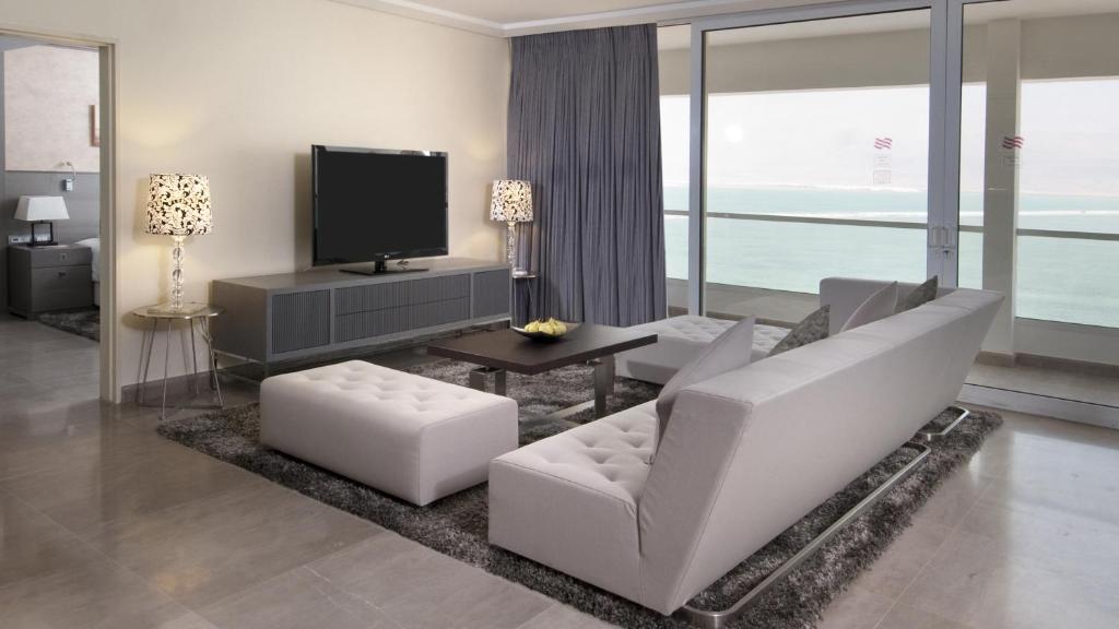 TV a/nebo společenská místnost v ubytování Vert Dead Sea by AFI Hotels