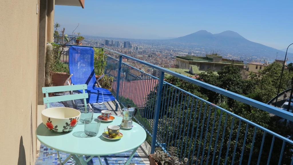 un tavolo su un balcone con vista sulla città di Spacious panoramic apartment - half way Center-Vomero district a Napoli
