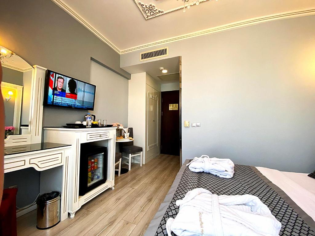 A television and/or entertainment centre at Gülhanepark Hotel & Spa