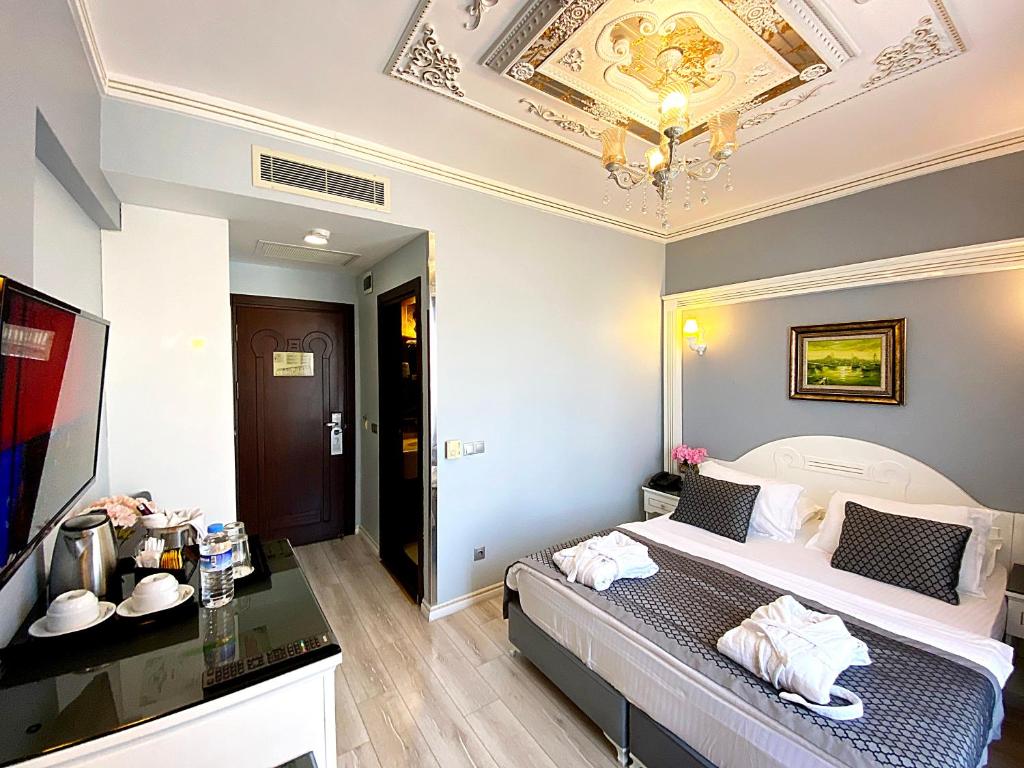 A bed or beds in a room at Gülhanepark Hotel & Spa